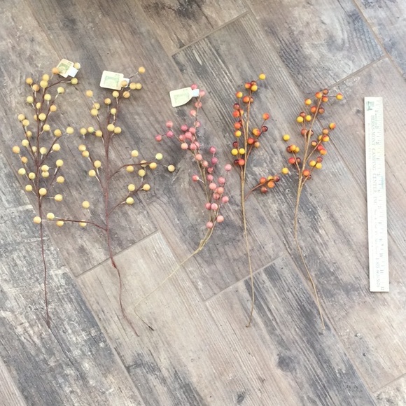 Bundle of Faux Berries - 26 stalks in multiple colors - Picture 4 of 12